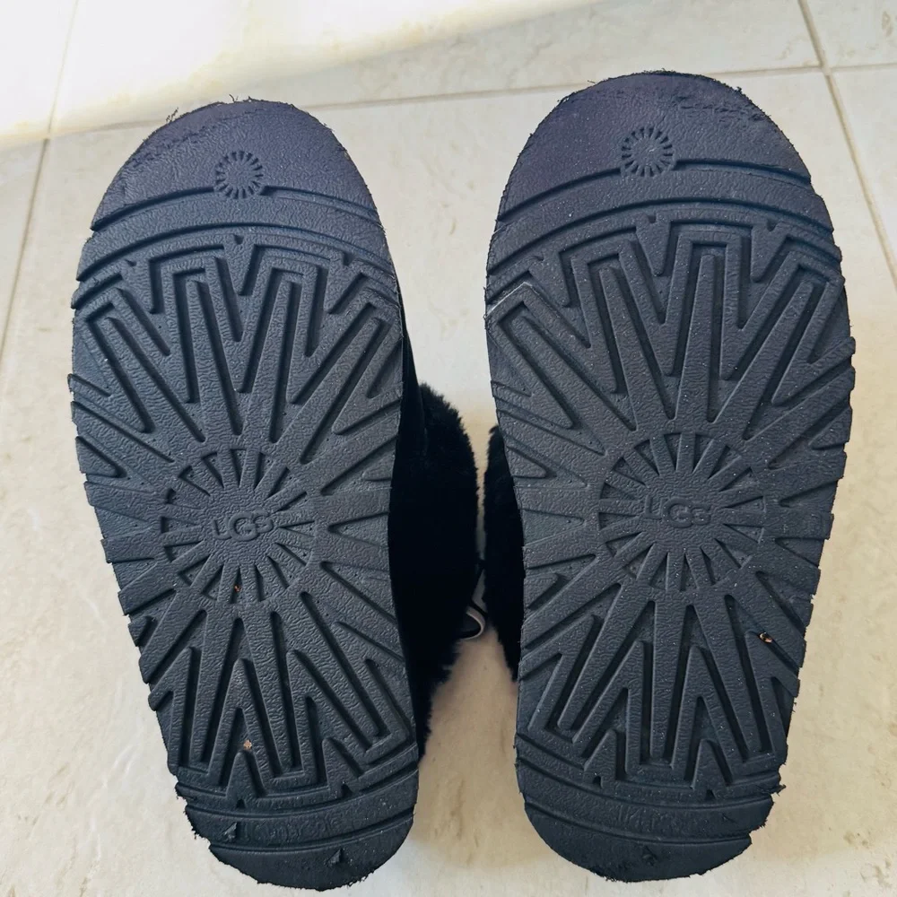 UGG Kids' Black Furry Slippers with Logo Strap - Picture 4 of 4